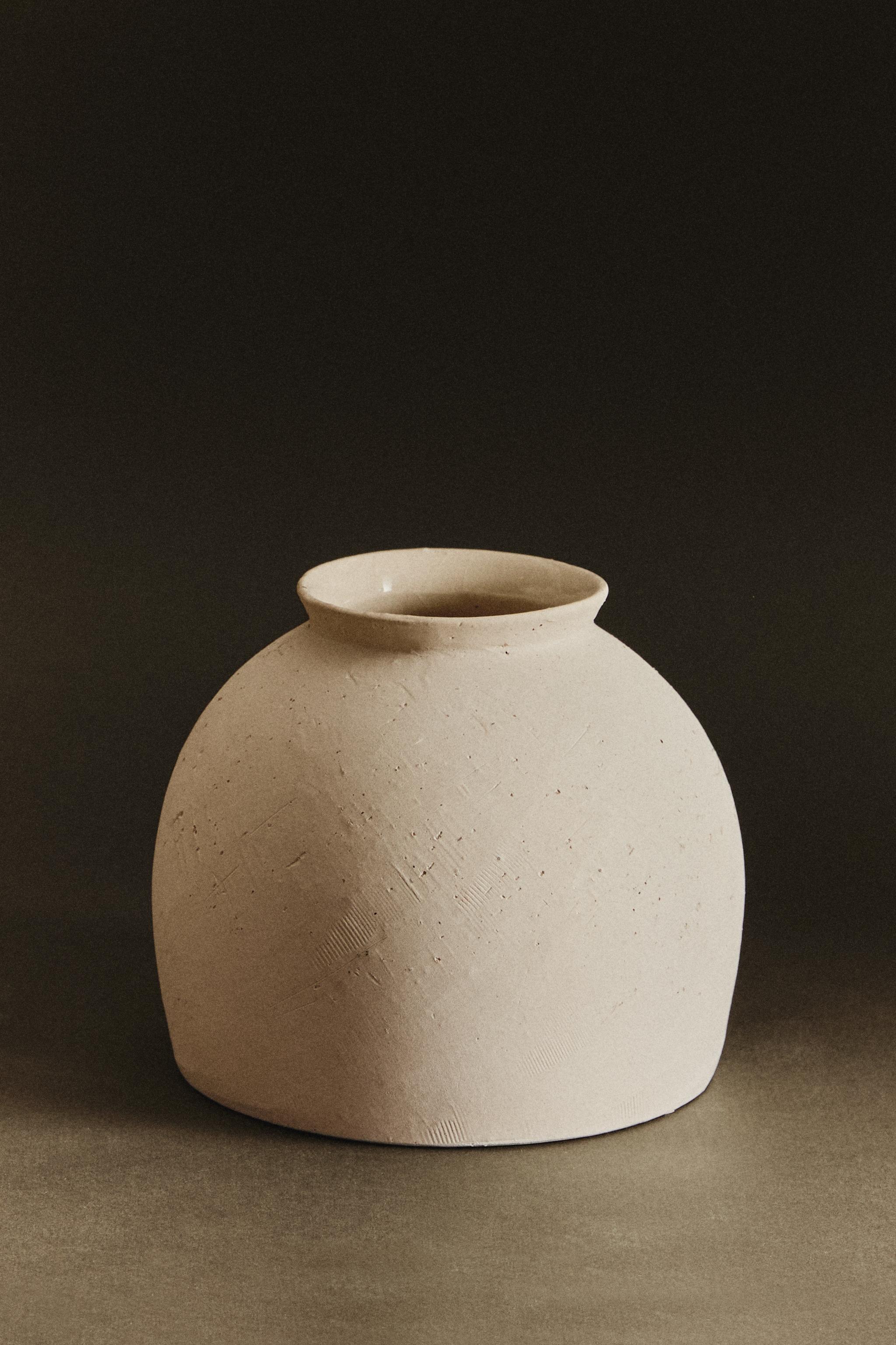 ROUND CERAMIC VASE
